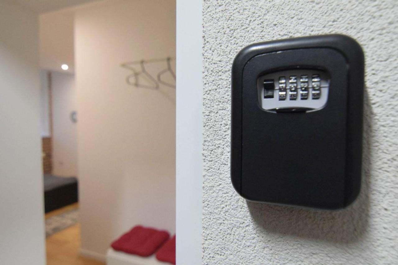 Topolowa Apartments - Self Check In - Next To Main Rail, 10 Min To Main Square Krakow Exterior photo